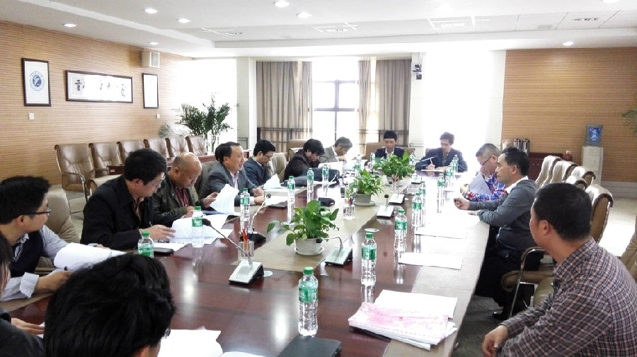 黄伟九副校长介绍学校外国文教专家情况